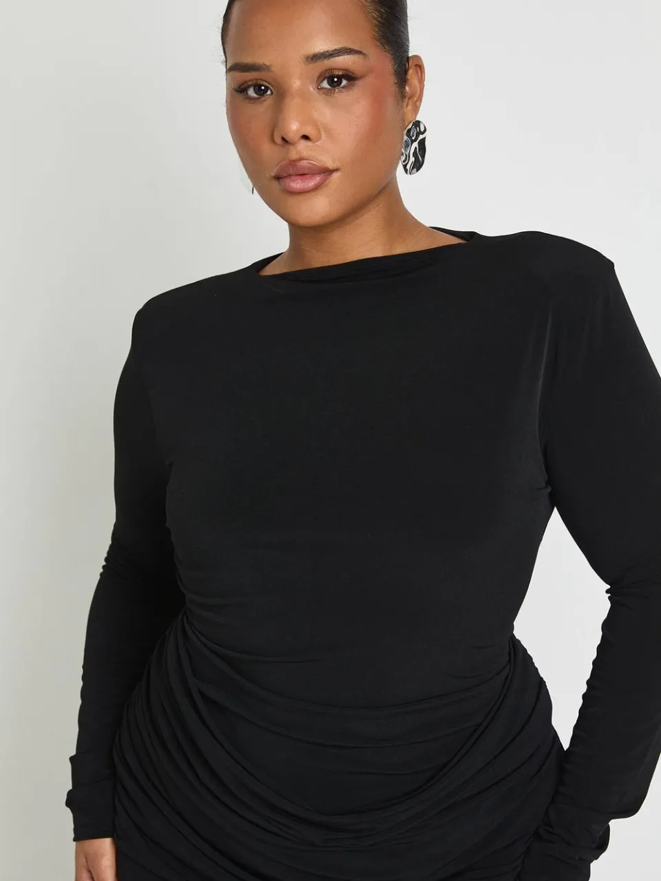 boohoo Dames Plus Slinky Schoudervulling Drapeer Geplooide Jurk zwart, foto 4