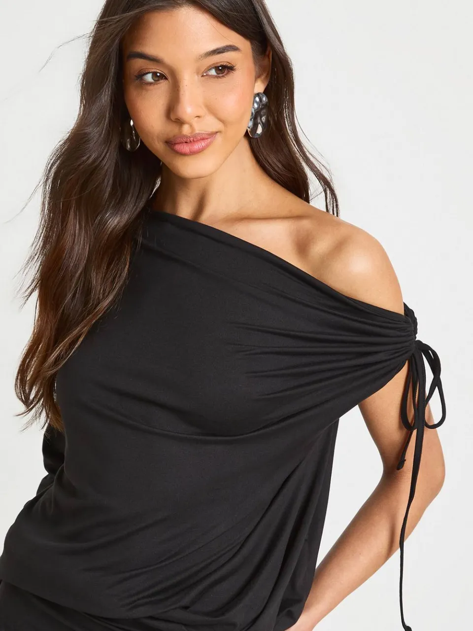 boohoo Dames Soft Touch Draperende Schouder Mini Jurk zwart, foto 4