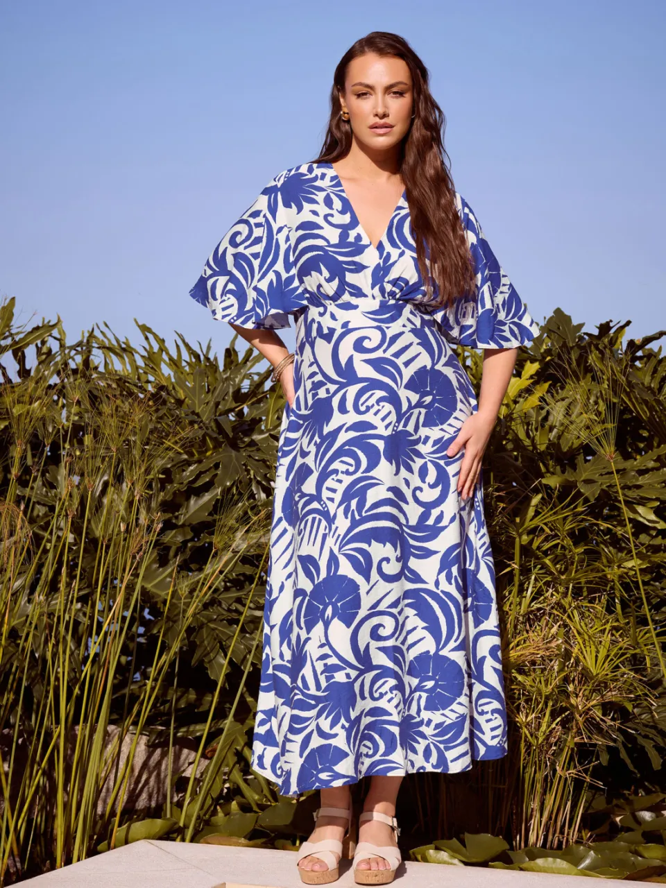 Yours London Blauwe Wikkeljurk Met Bloemenprint En Linnen Look, foto 4