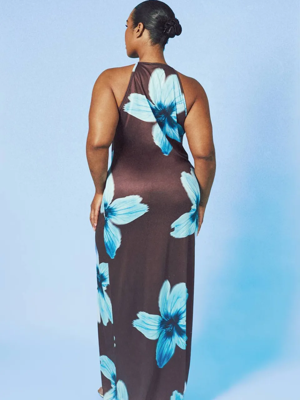 boohoo Dames Plus Maat Maxi Jurk Met Grote Bloemenprint En Racerback Hals chocoladebruin, foto 3