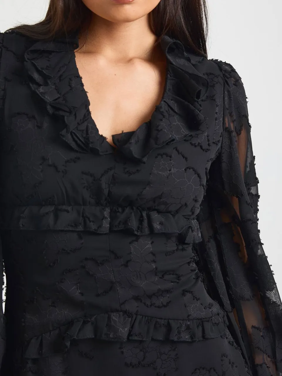 boohoo Dames Burnout Mini Jurk met Ruches Detail en Volumemouwen zwart, foto 4