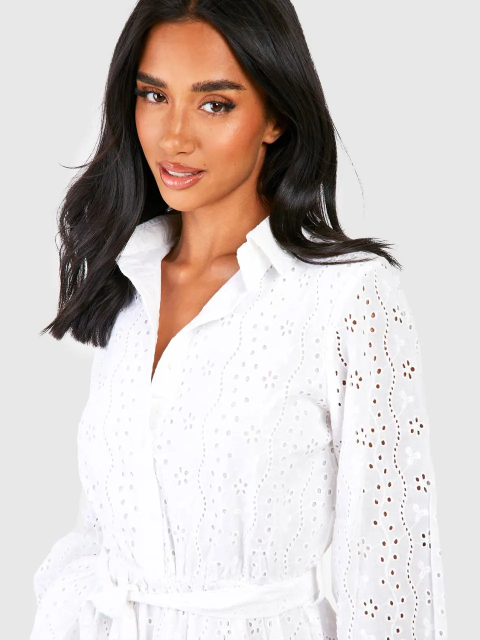 boohoo Dames Petite Broderie Ceintuur Skater Shirtjurk wit, foto 4