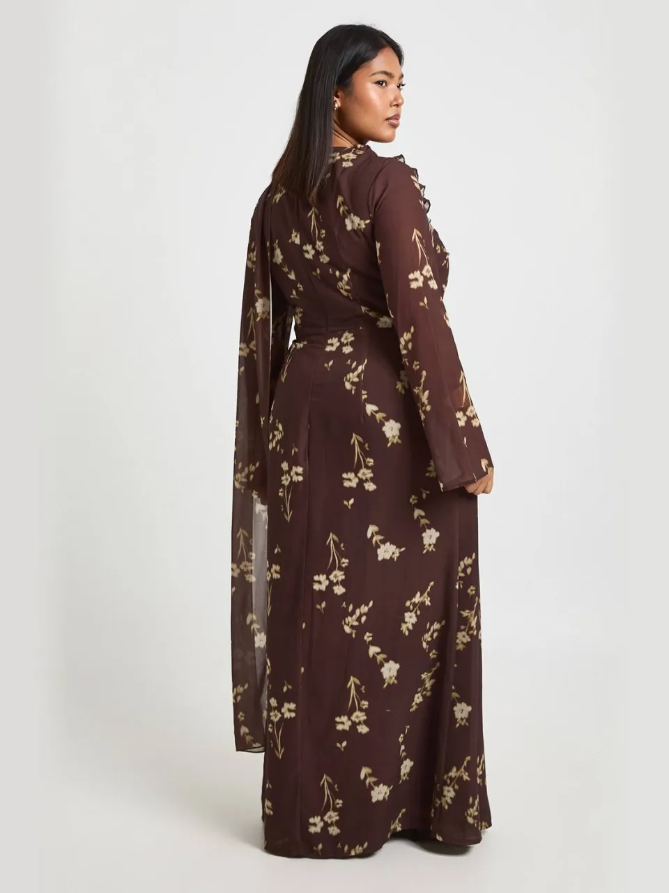 boohoo Dames Plus Maxi Jurk Met Ruches Aan De Voorkant, Naaddetail En Sjaalkraag chocoladebruin, foto 2