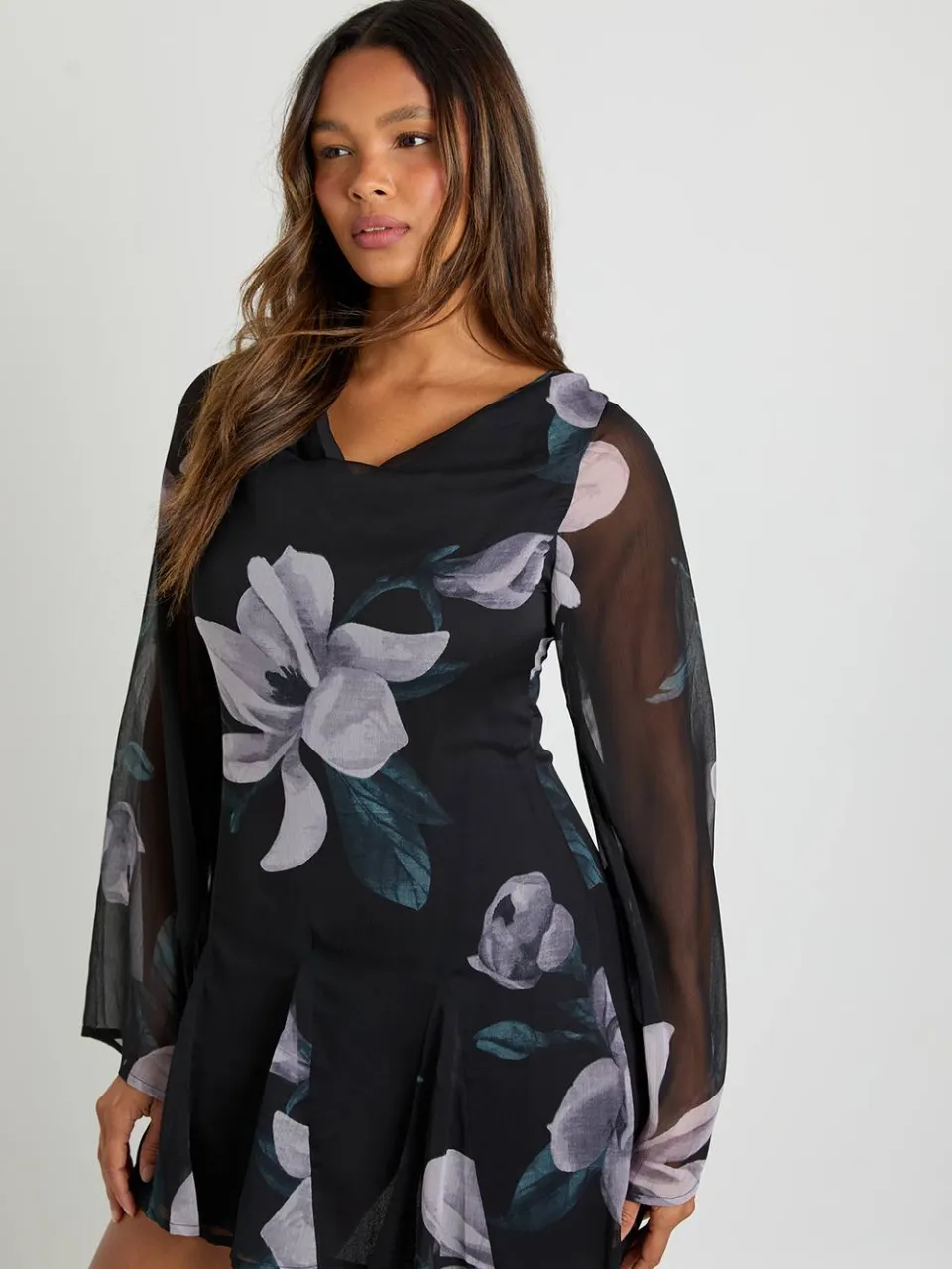 boohoo Dames Bloemenprint Mini-jurk van Chiffon met Lange mouwen zwart, foto 3