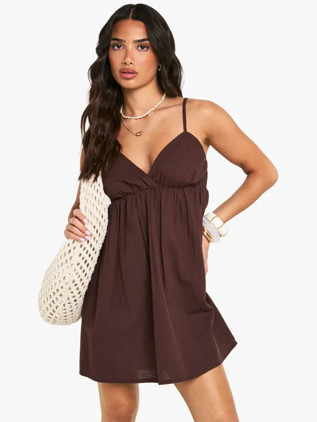 boohoo Dames Petite Linnen Look Cami Swing Mini Jurk Chocoladebruin