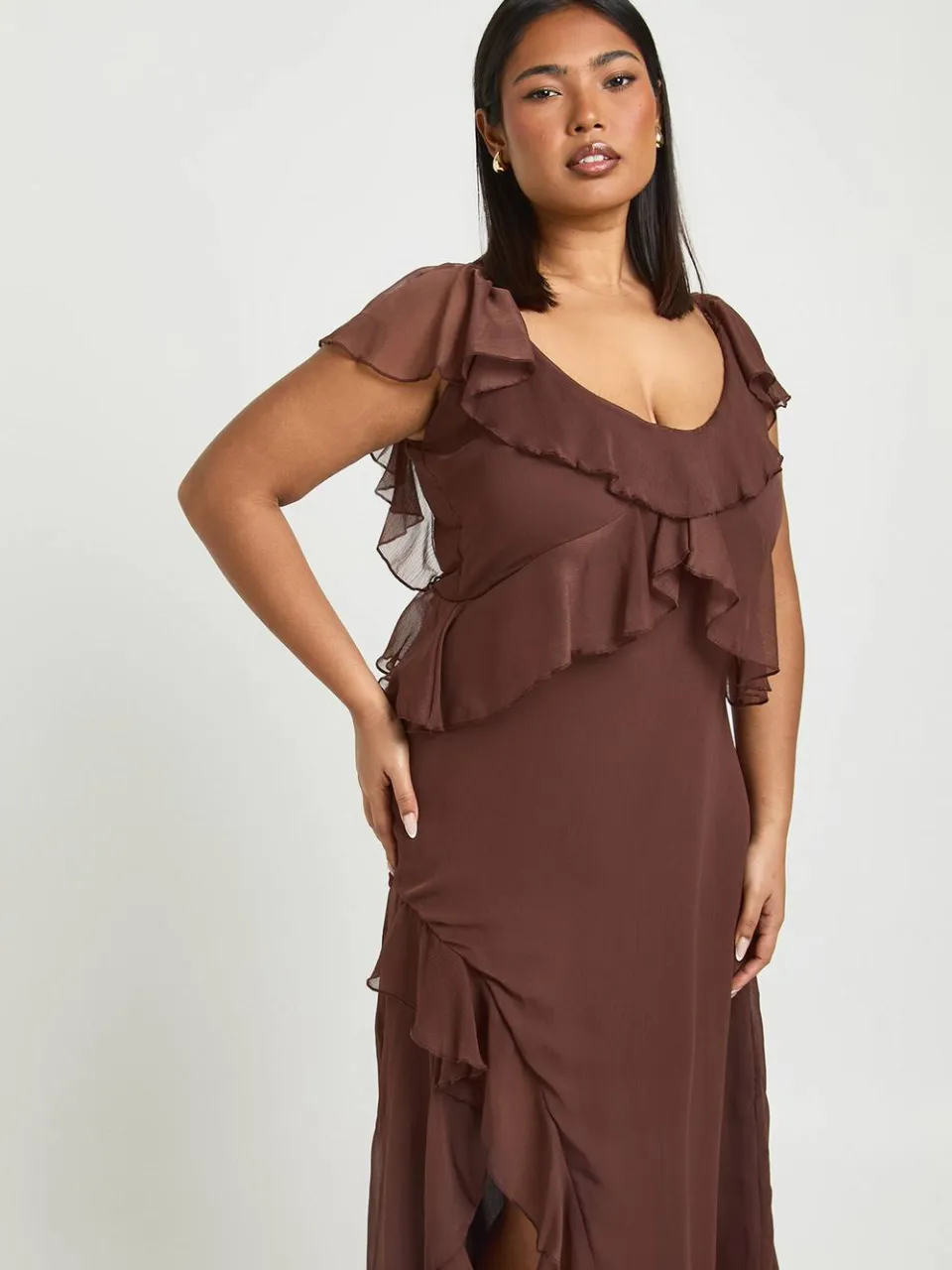 boohoo Dames Plus chiffon midaxi jurk met rucheszoom en engelachtige mouwen chocoladebruin, foto 2