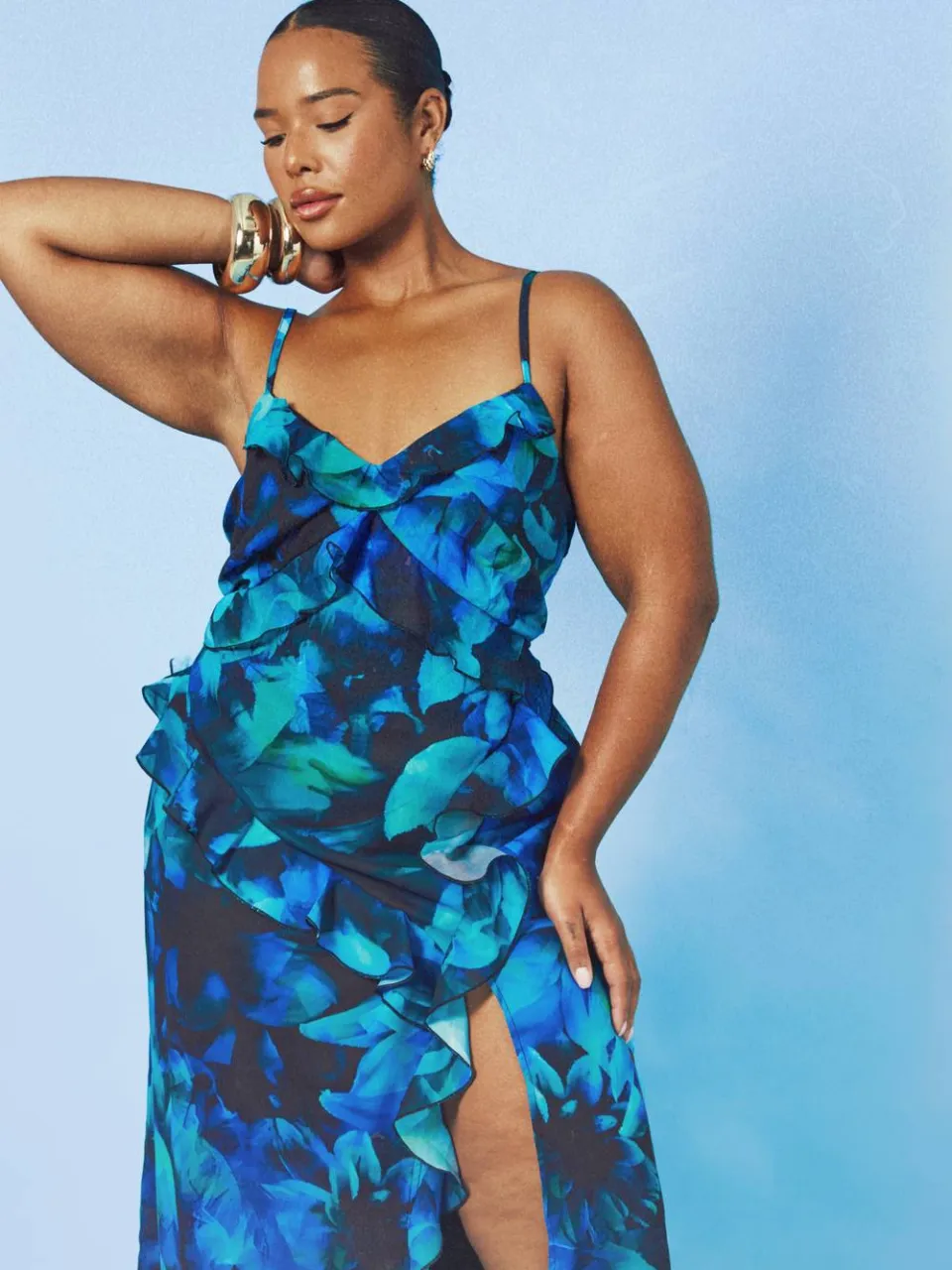 boohoo Dames Plus Bedrukte Ruches Bandjes Maxi Jurk blauw, foto 2