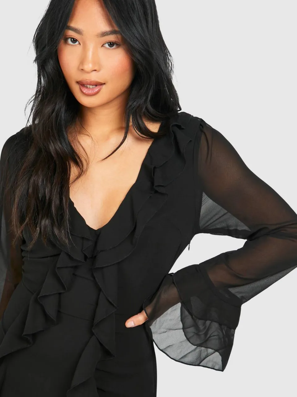 boohoo Dames Petite Plunge Ruffle Flare Sleeve Woven Maxi Jurk zwart, foto 2