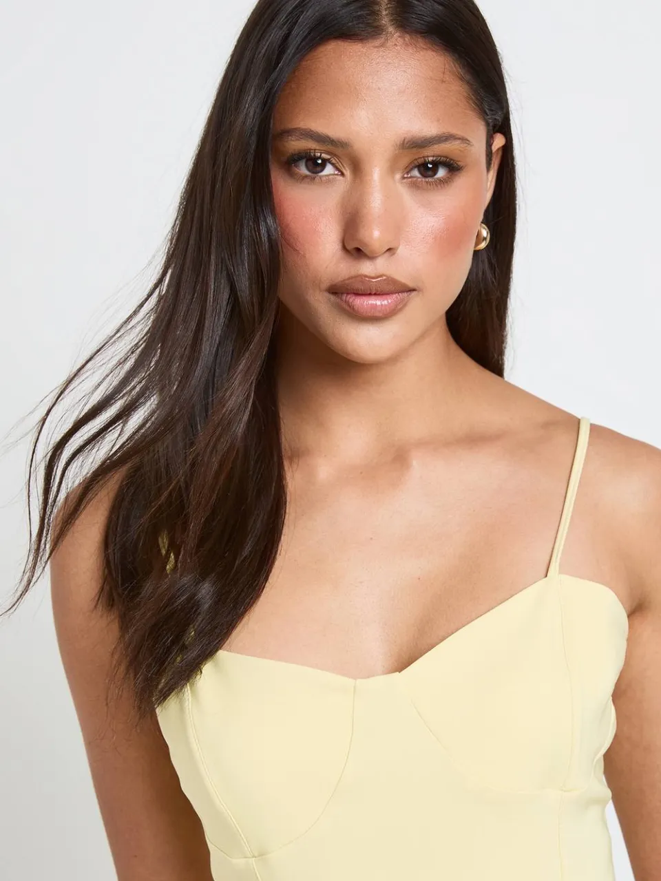 boohoo Dames Stretch Crêpe Cami Jurk Met Buste Cup En Ruche Zoom Mini citroen, foto 4