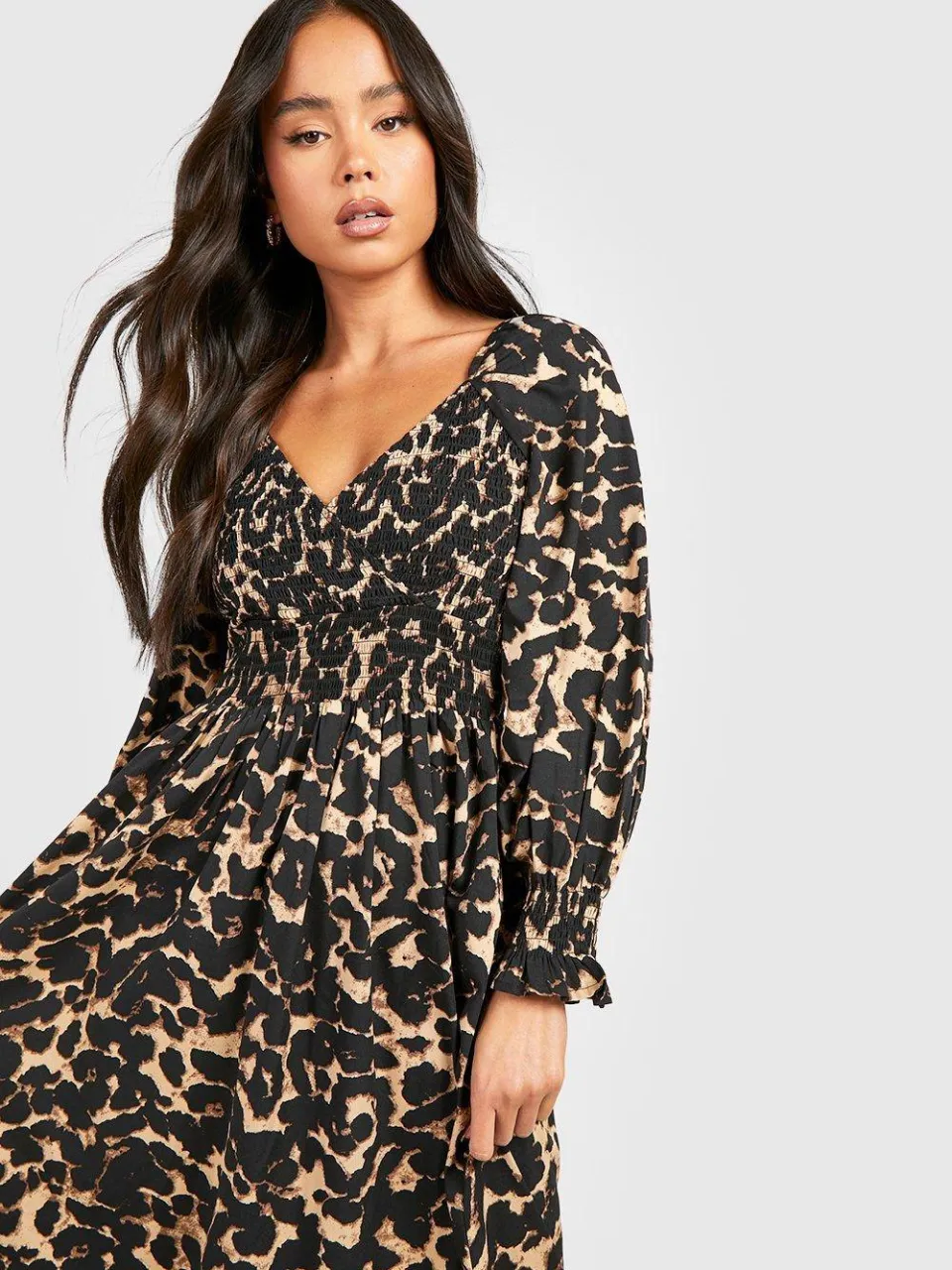 boohoo Dames Petite Leopard Shirred Detail Maxi Jurk zwart, foto 3