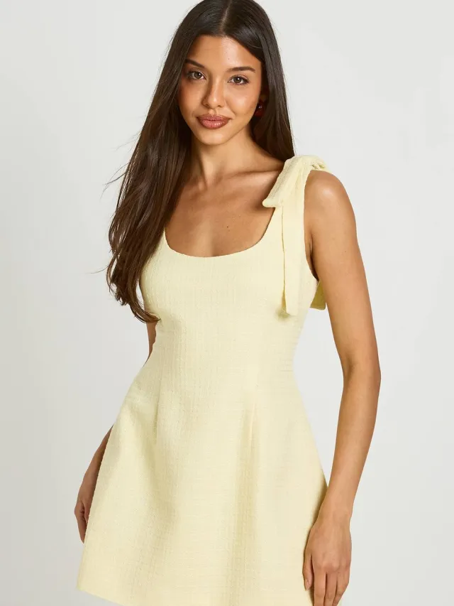 boohoo Dames Petite Boucle Mini-jurk Met Ronde Hals En Gestroomlijnde Pasvorm citroen, foto 2
