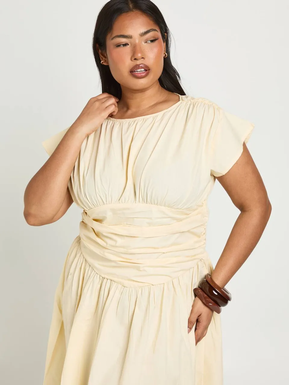 boohoo Dames Plus Maxi Jurk Met Getailleerd Detail En Rimpeleffect citroen, foto 4