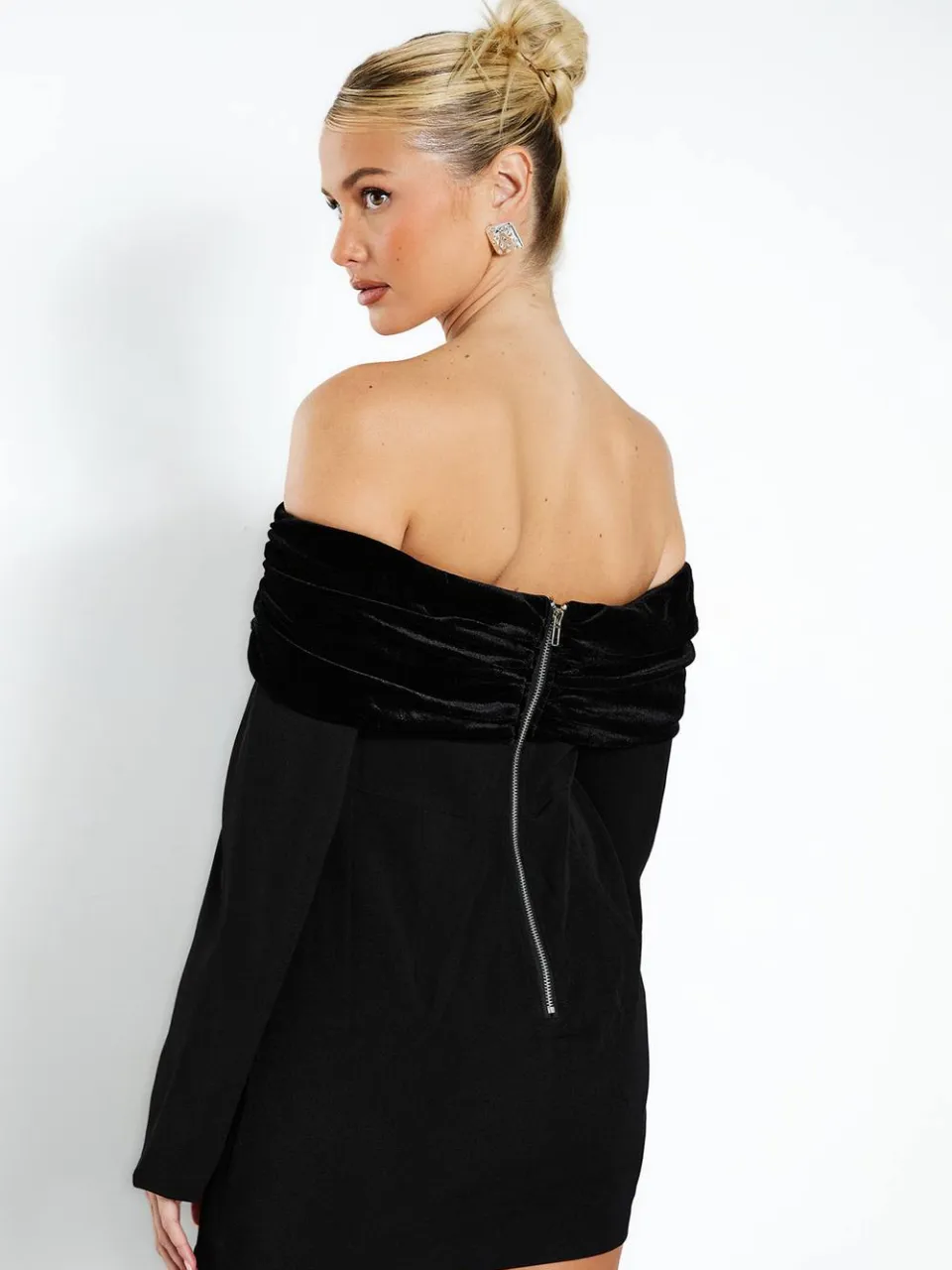 boohoo Dames Fluweel Overvouwbare Bardot Getailleerde Mini Jurk zwart, foto 2