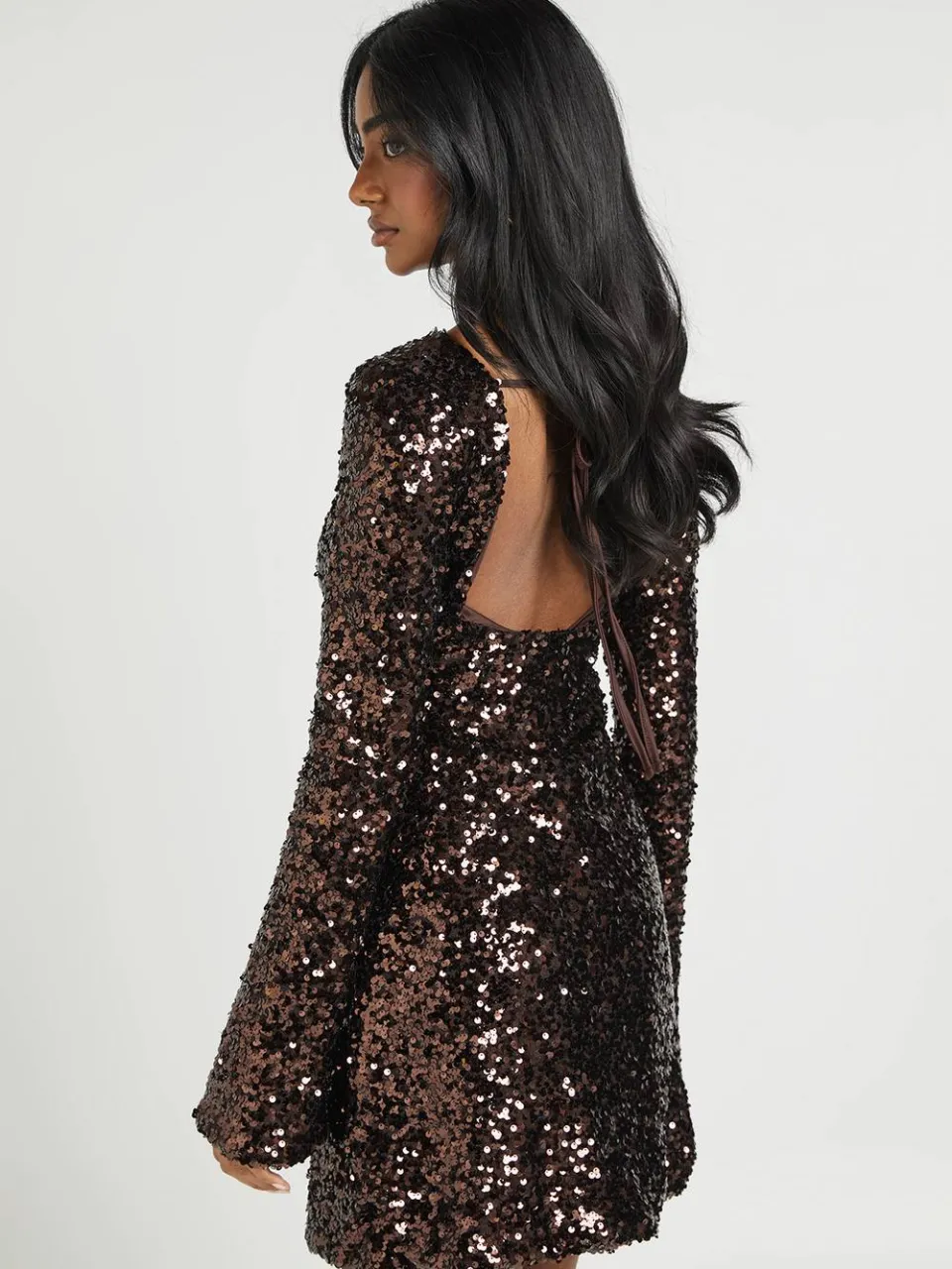 boohoo Dames Pailletten Mini Jurk Met Uitlopende Mouwen chocoladebruin, foto 3
