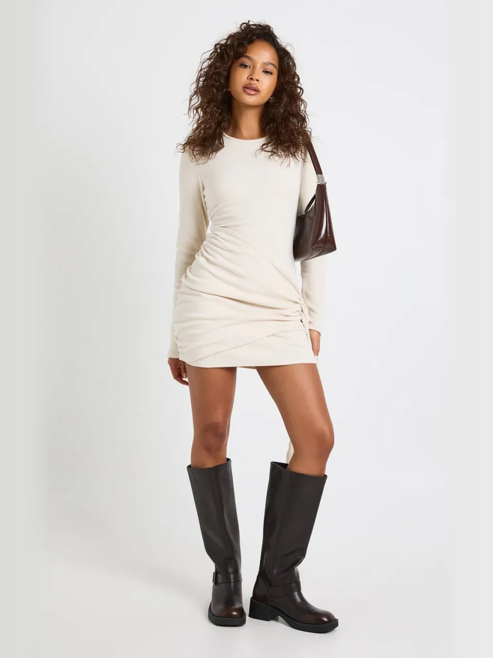 boohoo Dames Geborstelde rib wikkel-mini-jurk crème, foto 2