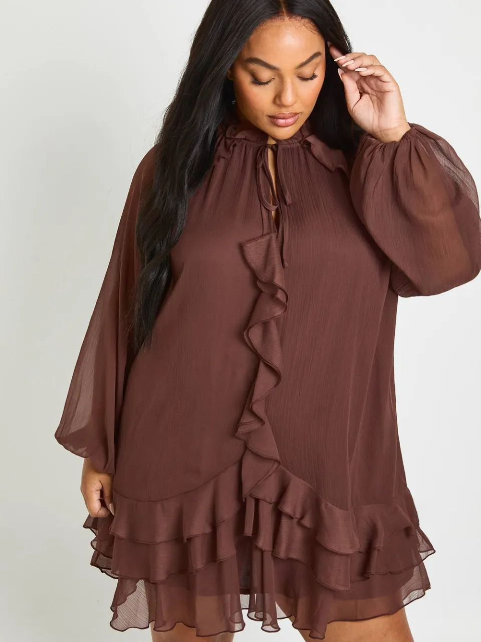 boohoo Dames Plus Chiffon Volant Smockjurk chocoladebruin, foto 4