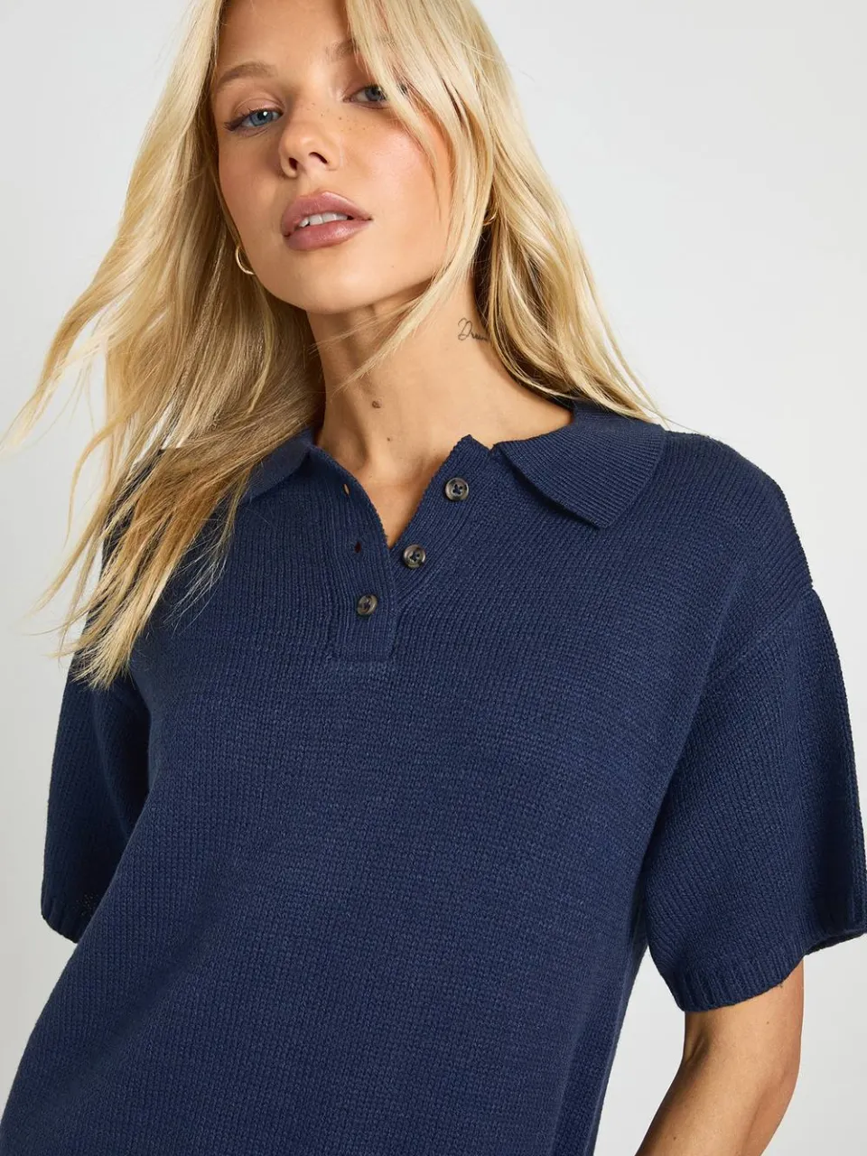 boohoo Dames Oversized gebreide jurk met kraag en knoopjes marineblauw, foto 3