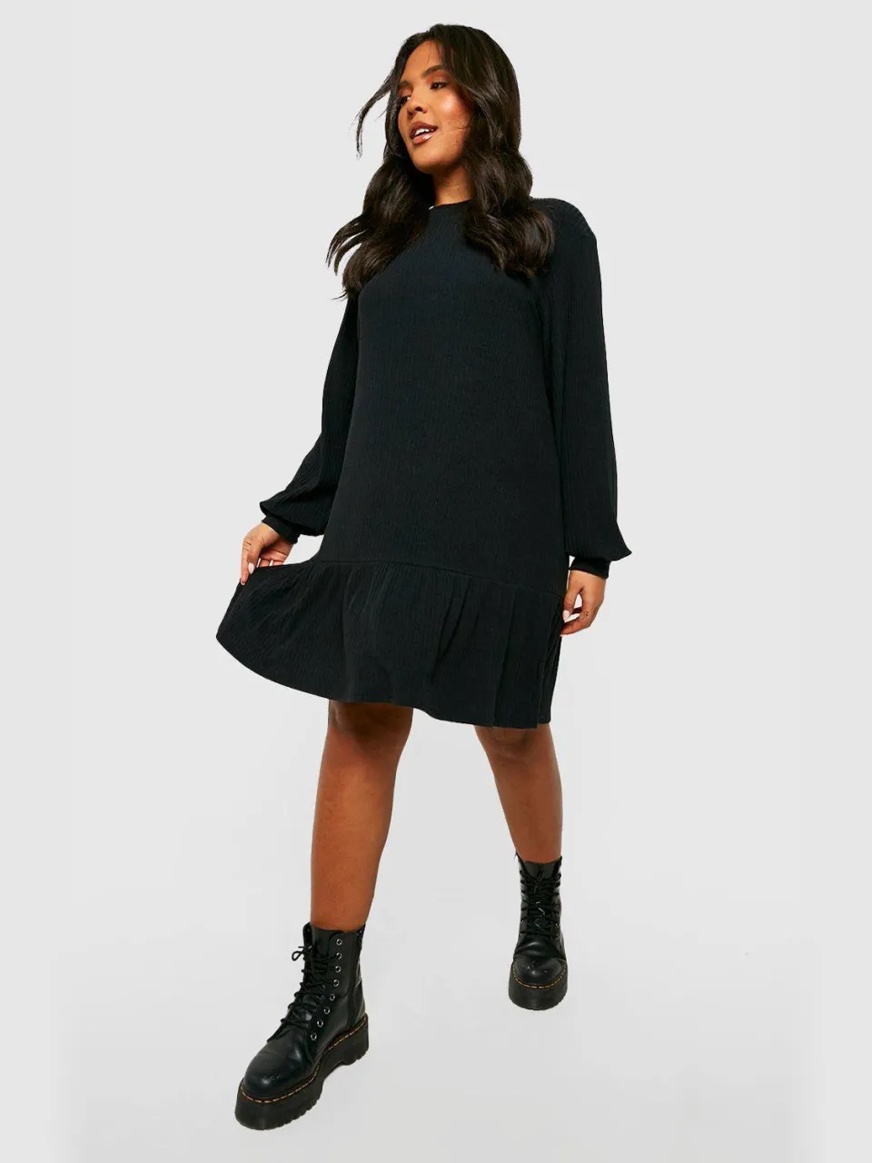 boohoo Dames Plus Soft Rib Ruffle Hem Smockjurk zwart, foto 2