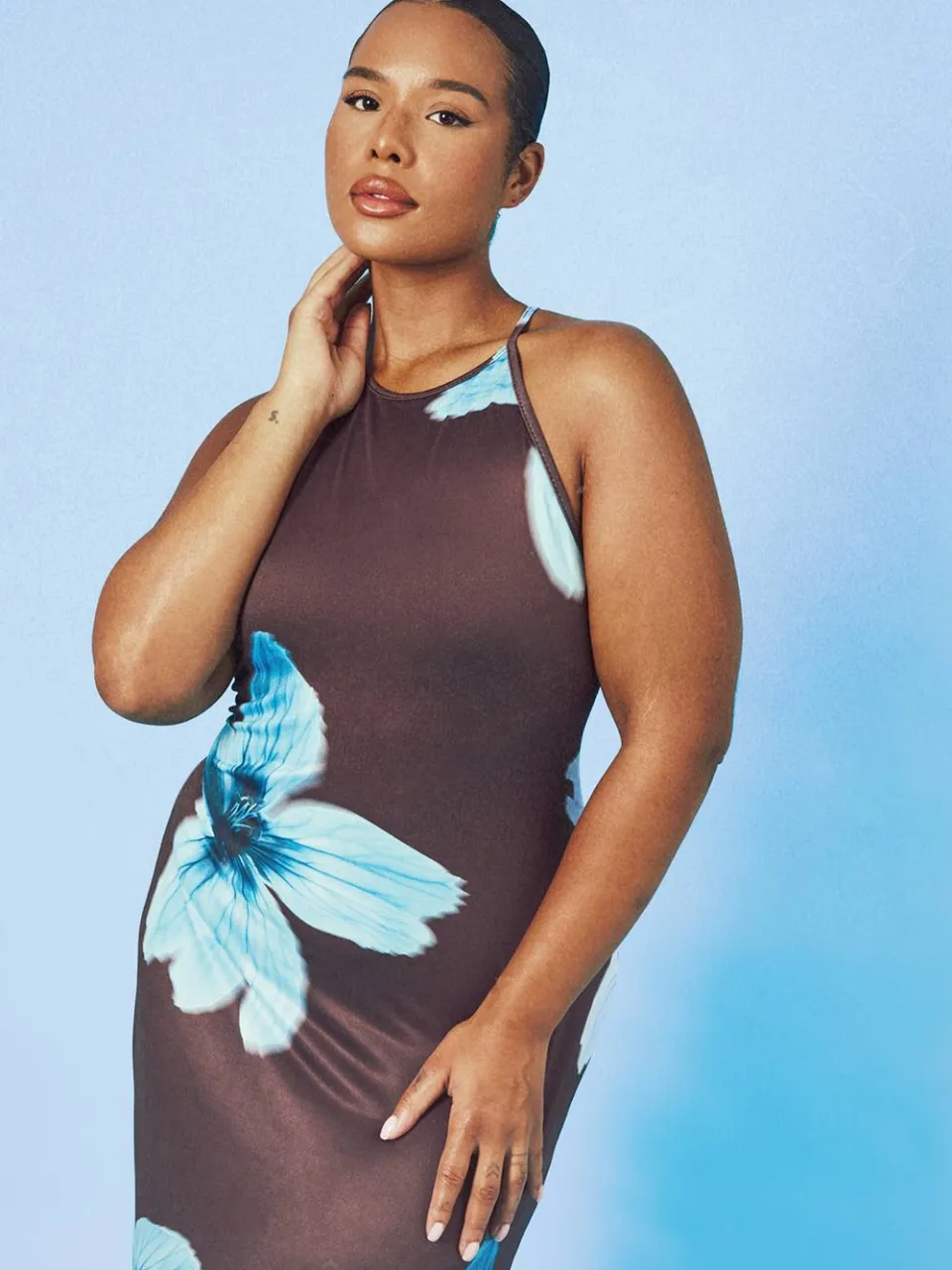 boohoo Dames Plus Maat Maxi Jurk Met Grote Bloemenprint En Racerback Hals chocoladebruin, foto 4