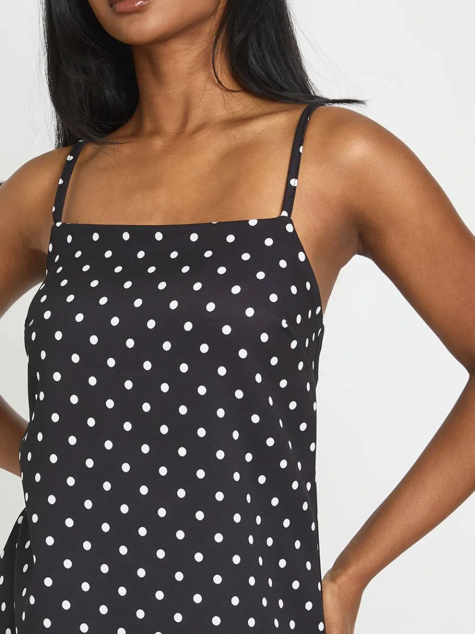 boohoo Dames Polkadot Jurk Met Gekruiste Rug zwart, foto 4