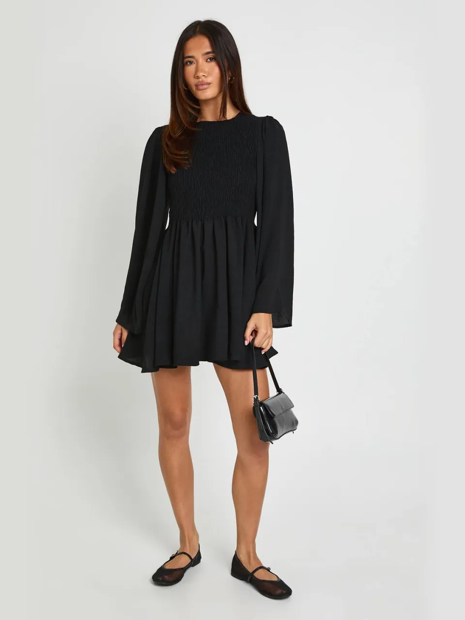 boohoo Dames Gehamerde Mini-jurk Met Uitlopende Mouwen En Gerimpeld Lijfje zwart, foto 3