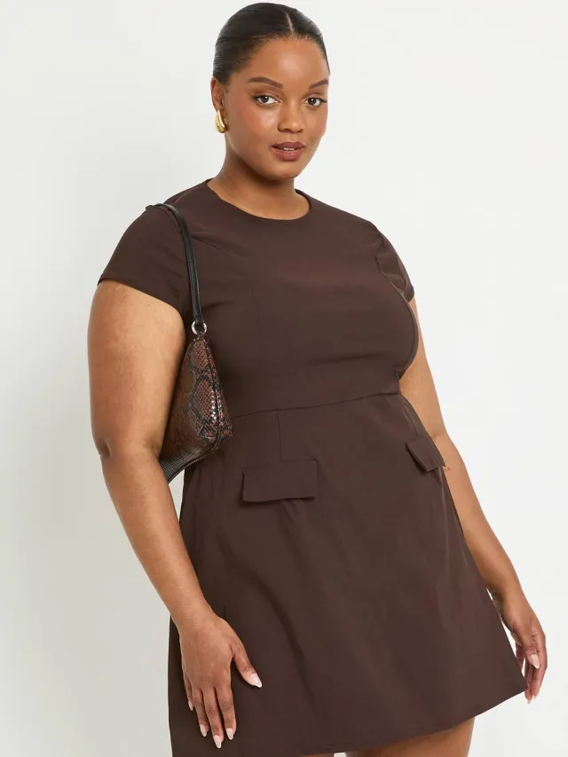 boohoo Dames Plus Jurk Met Korte Mouwen Van Bengaline In Skater-model Chocoladebruin