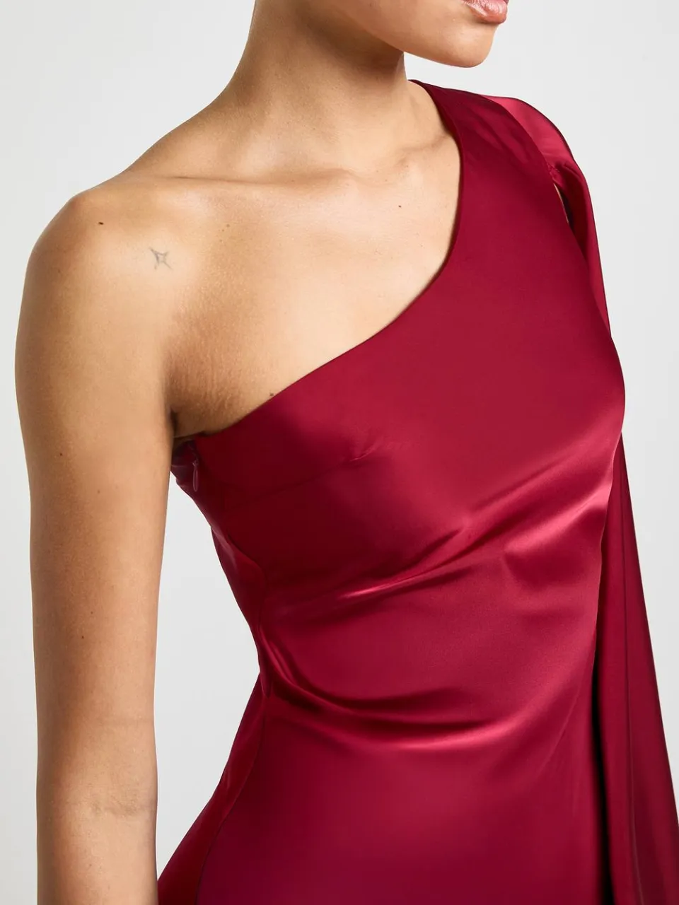 boohoo Dames Satijnen One Shoulder Jurk Met Cape Mouw wijn, foto 4