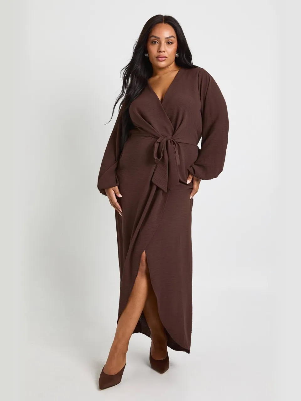 boohoo Dames Plus getextureerde maxi-jurk met strikdetail chocoladebruin, foto 2