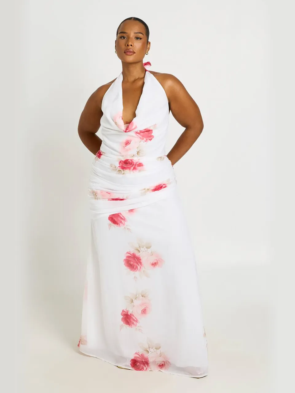 boohoo Dames Plus Halternek Geplooide Detail Chiffon Maxi Jurk ivoor, foto 2