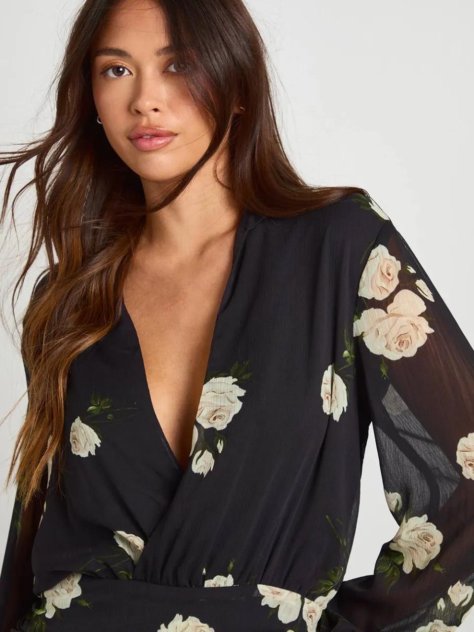 boohoo Dames Mini-jurk met bloemenprint en geplooide voorkant zwart, foto 4