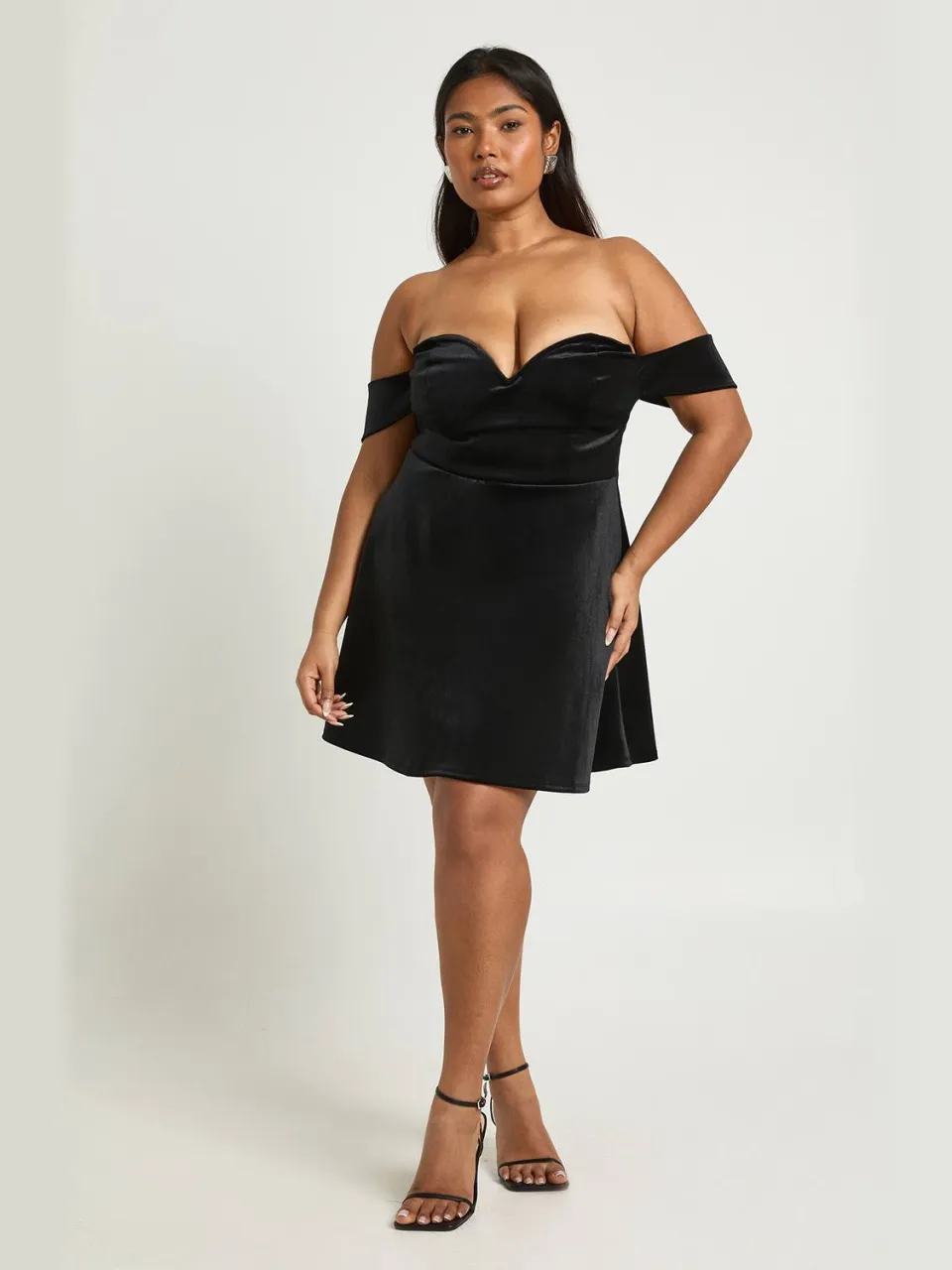 boohoo Dames Plus Fluwelen Bardot Plunge Mini Jurk zwart, foto 3