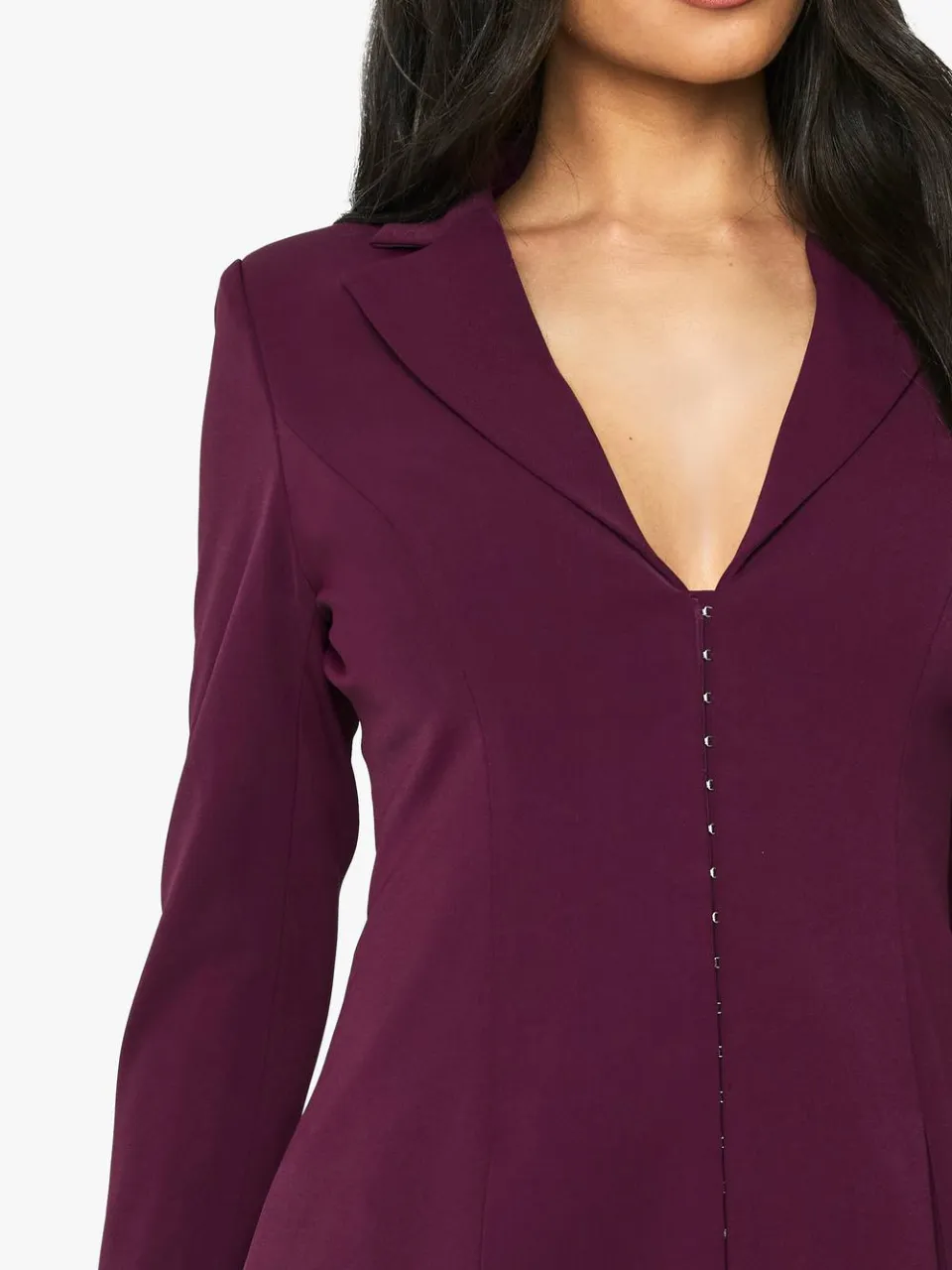 boohoo Dames Op maat gemaakte blazerjurk met haak- en oogdetail en ingetailleerde taille bordeaux rood, foto 3