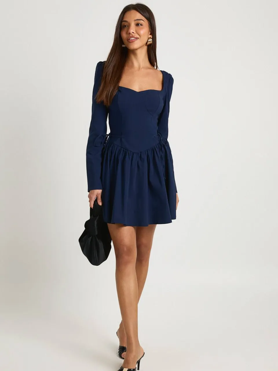 boohoo Dames Mini-jurk in skaterstijl met lange mouwen en een strik in de taille marineblauw, foto 3