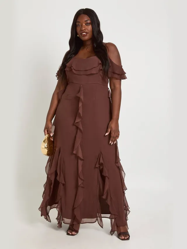 boohoo Dames Plus Chiffon Ruches Open Schouder Maxi Jurk Chocoladebruin