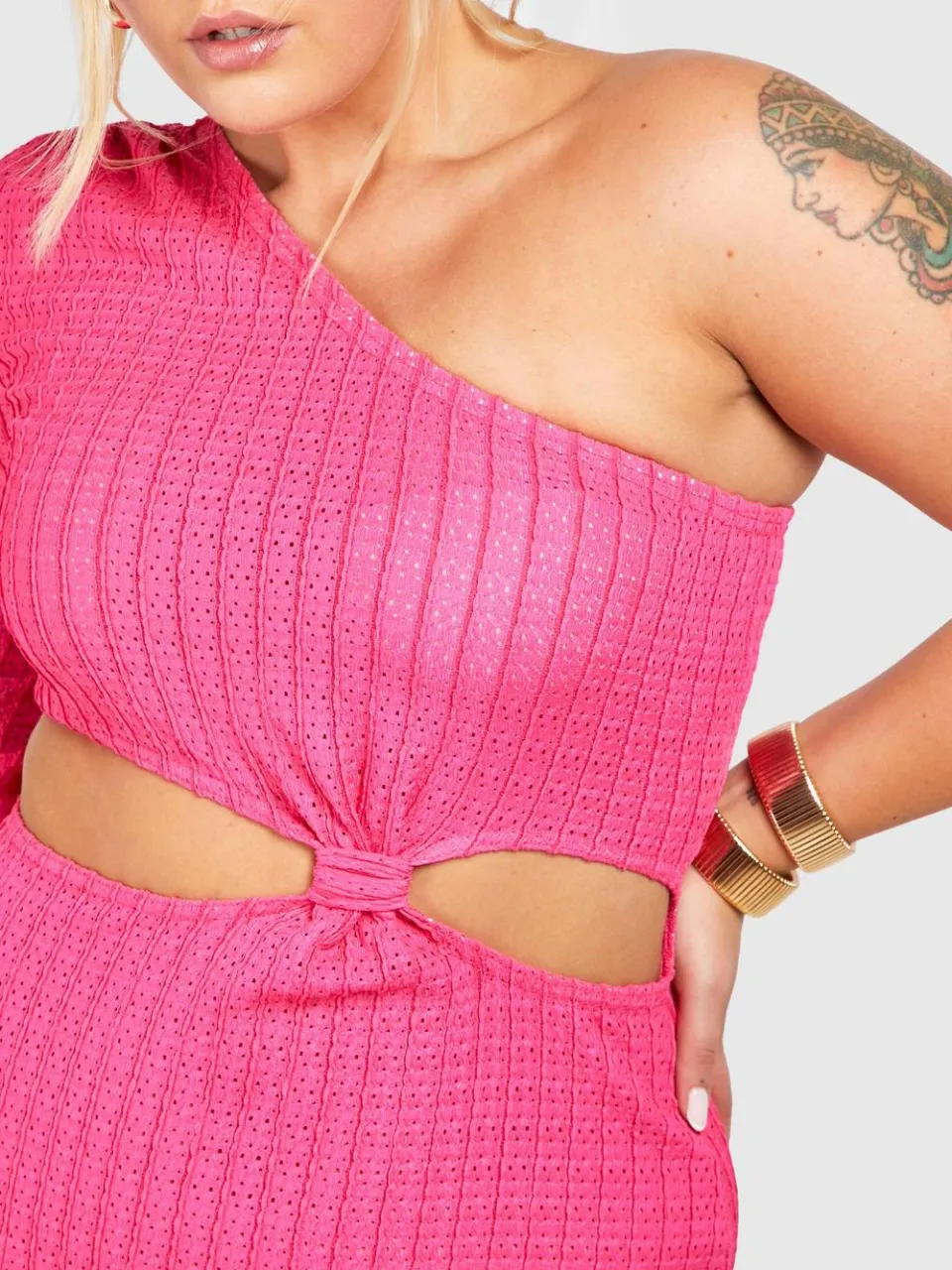 boohoo Dames Plus Textured Cut Out One Shoulder Maxi Jurk felroze, foto 4