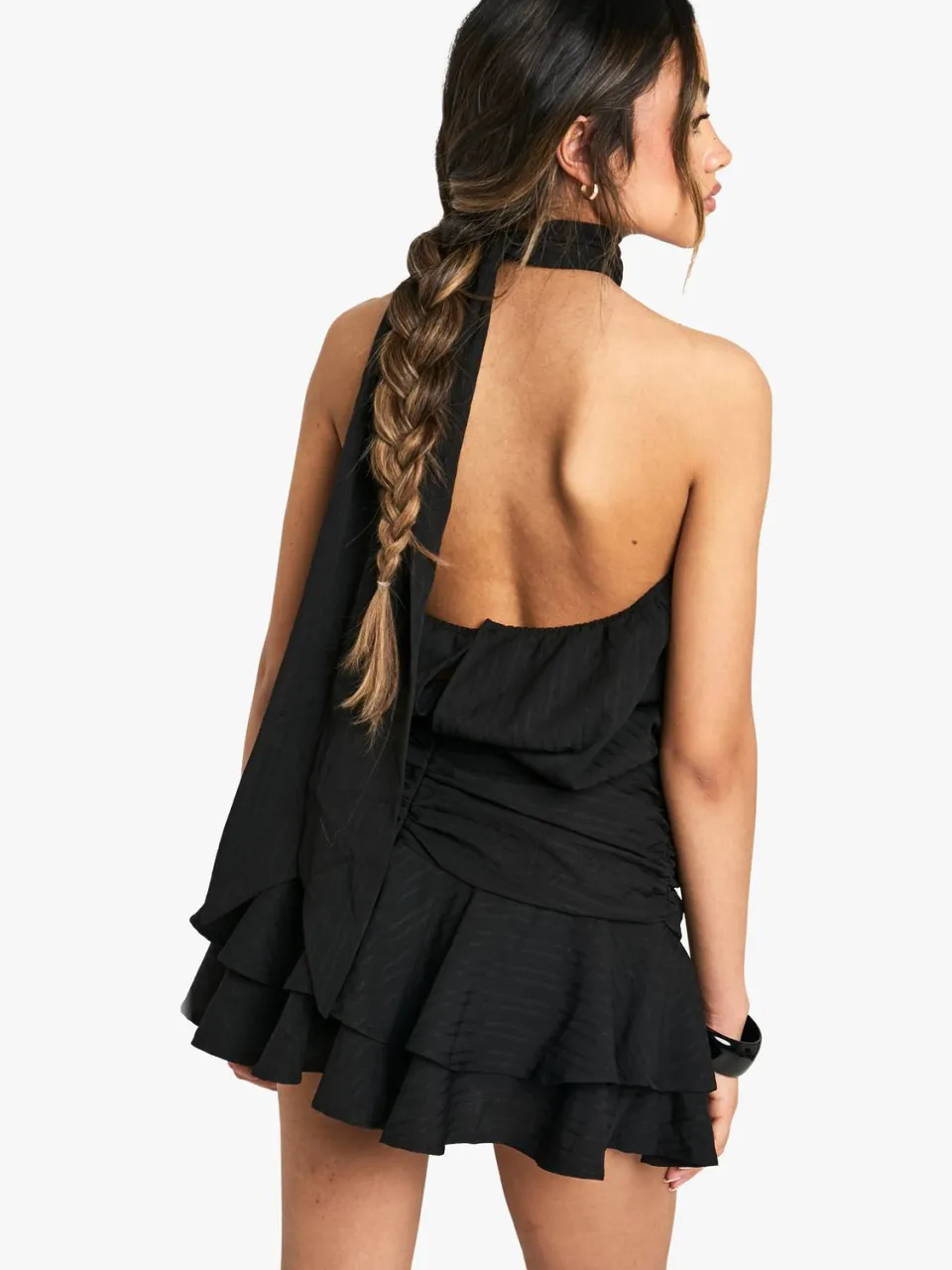 boohoo Dames Getextureerde gerafelde frillrok halterneck mini-jurk zwart, foto 2