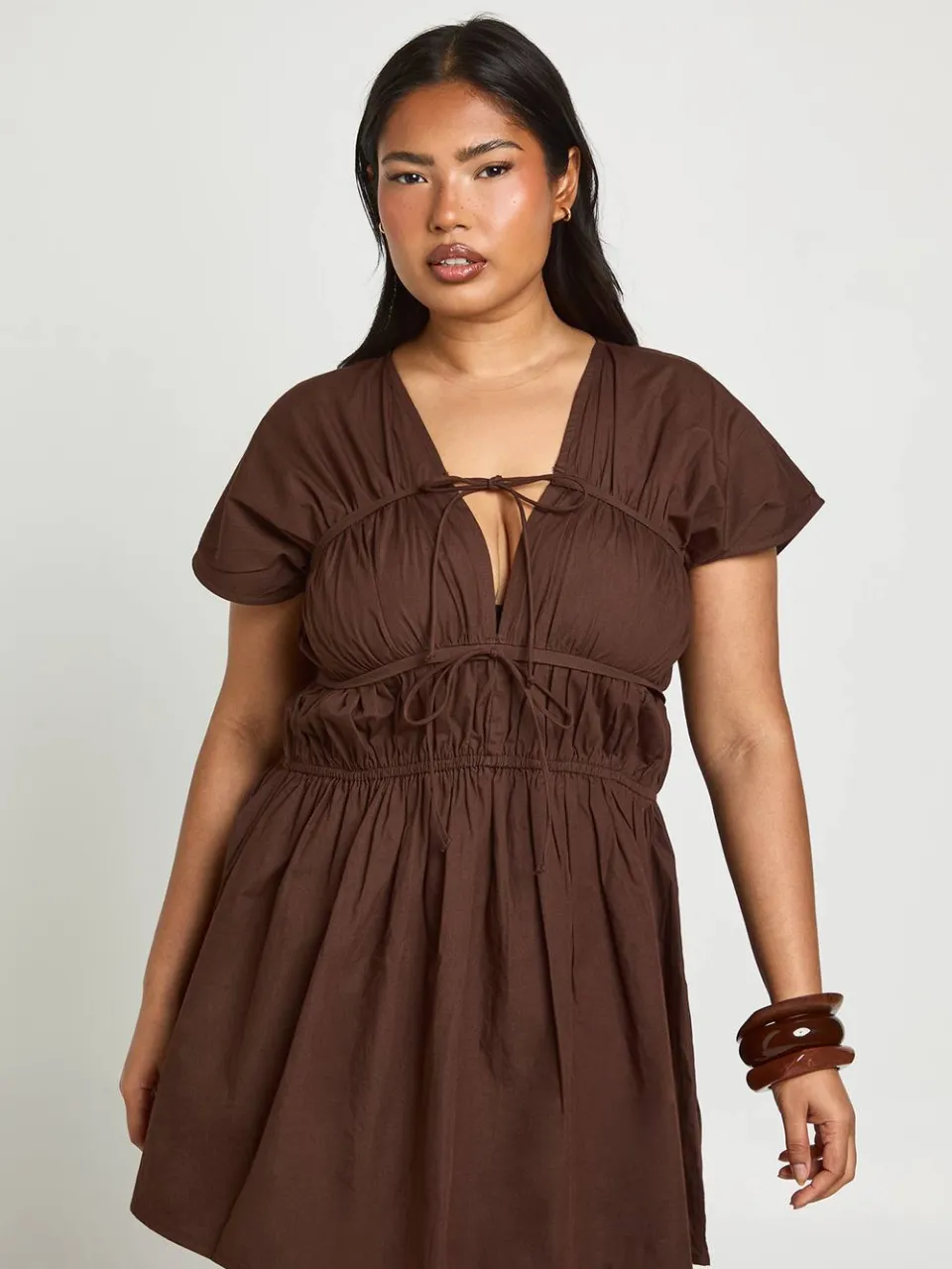 boohoo Dames Plus Katoenen Popeline Gerimpelde Mini Jurk chocoladebruin, foto 3