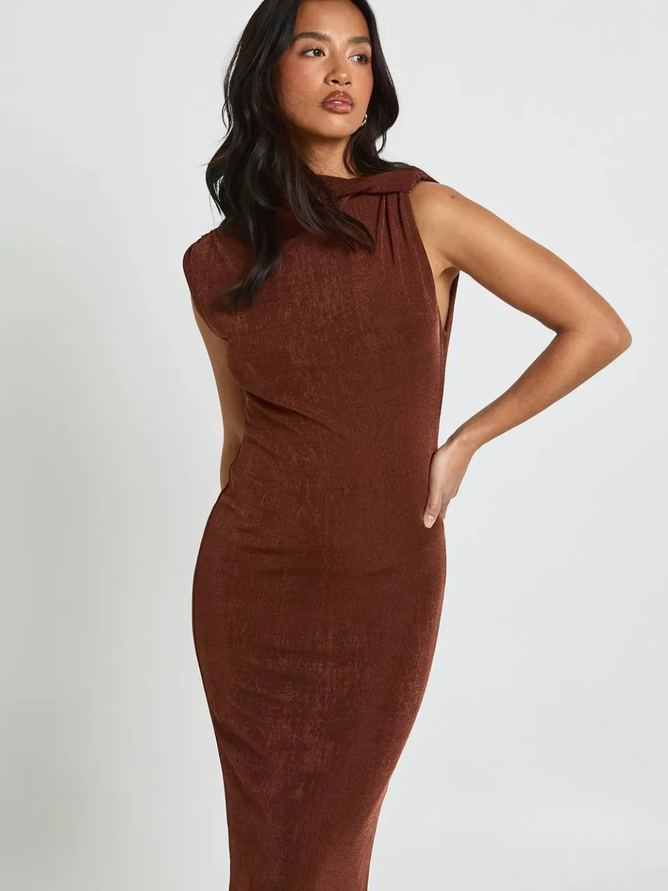 boohoo Dames Petite Acetaat Slinky Twist Hals Maxi Jurk chocoladebruin, foto 3