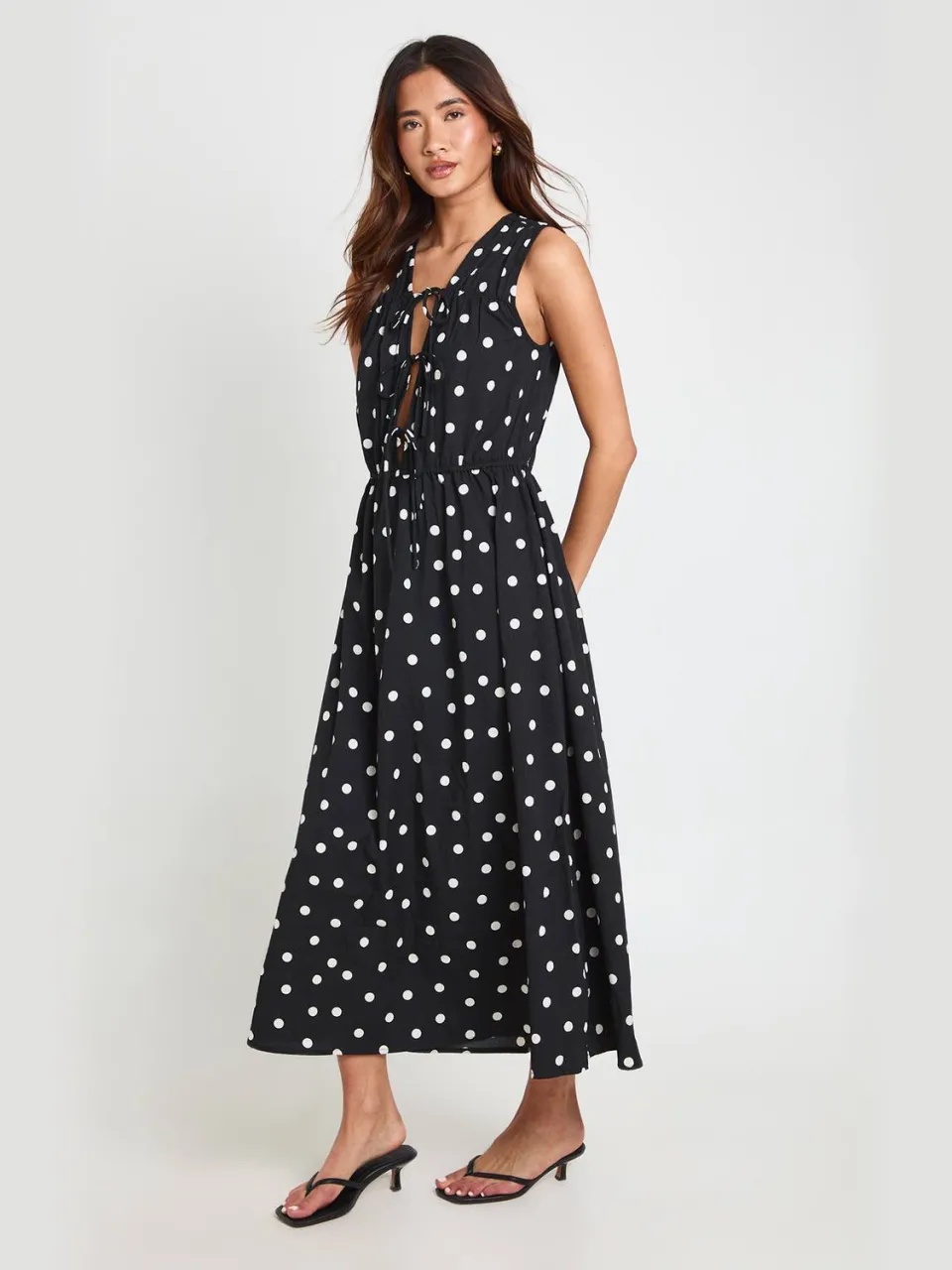 boohoo Dames Polkadot Jurk Met Strikdetail Vooraan Midaxi-lengte zwart, foto 3