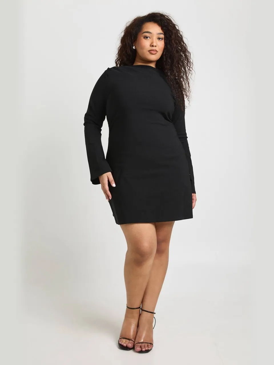 boohoo Dames Plus Gerimpelde Taille Uitlopende Mouw Mini Jurk Zwart