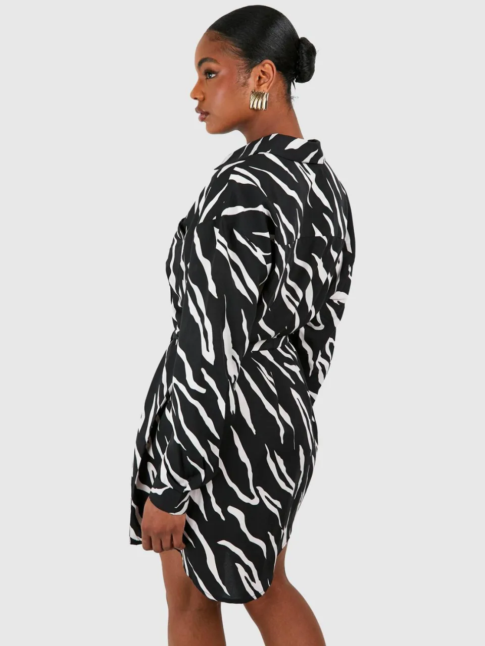 boohoo Dames Hoge Geweven Zebra Overhemdjurk met Ceintuur zwart, foto 2