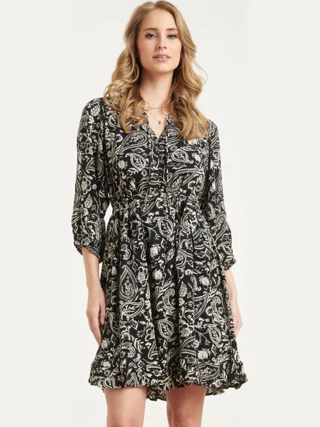 Smashed Lemon Zwarte jurk met beige paisley print en ruffle zoom