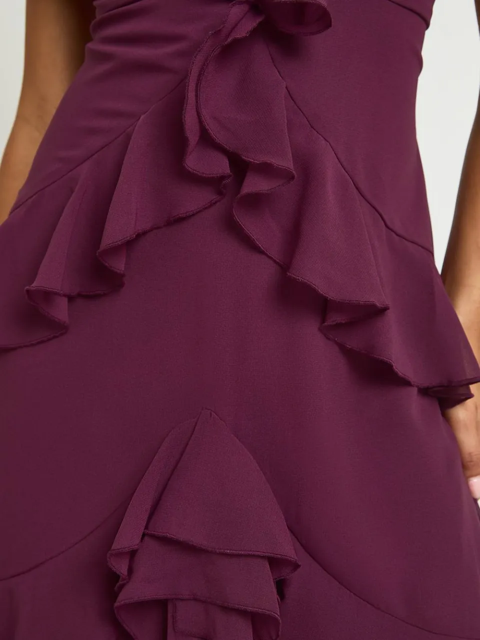 boohoo Dames Chiffon Gelaagde Maxi Jurk Met Ruche Detail bordeaux rood, foto 4