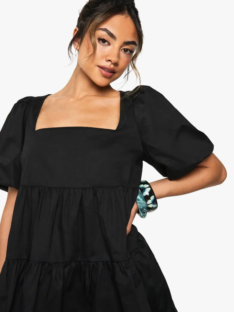 boohoo Dames Cotton Poplin Puff Sleeve Tiered Mini Dress zwart, foto 3
