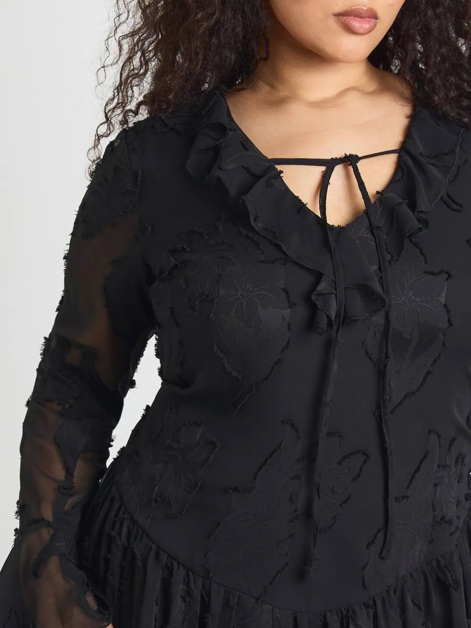 boohoo Dames Plus Bloemen Burnout Mini Jurk met Gedipte Zoom zwart, foto 4
