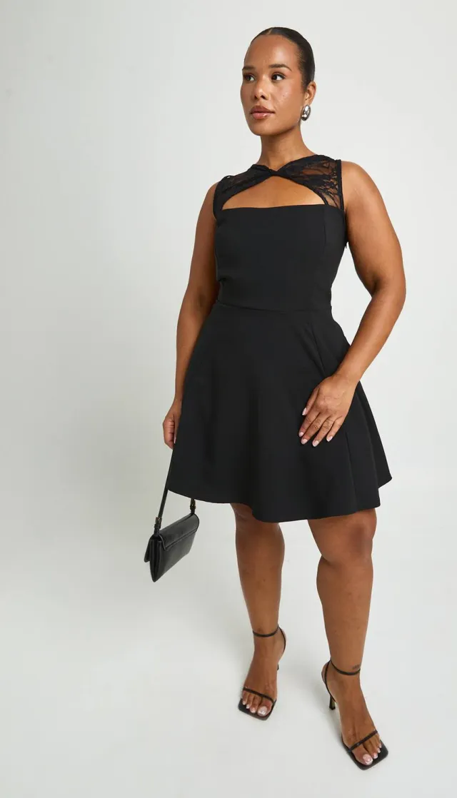 boohoo Dames Plus Kanten Paneel Skater Jurk Zwart