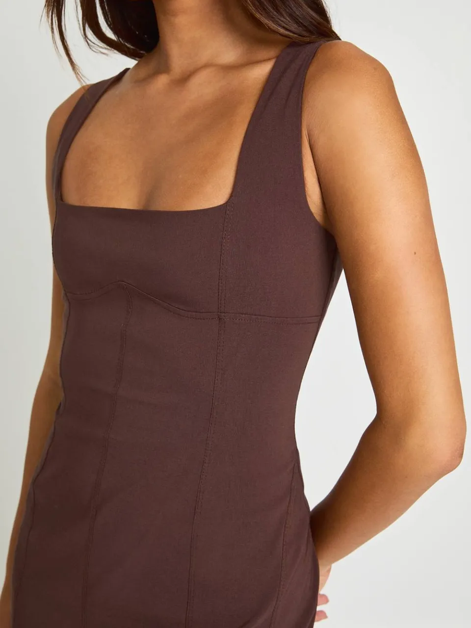 boohoo Dames Bengaline Mini Jurk Met Naaddetail En Bandjes chocoladebruin, foto 3