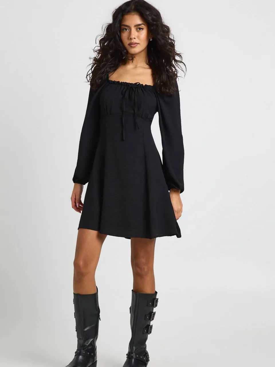 boohoo Dames Gehamerde Volume Mouw Melkmeid Mini Jurk zwart, foto 2