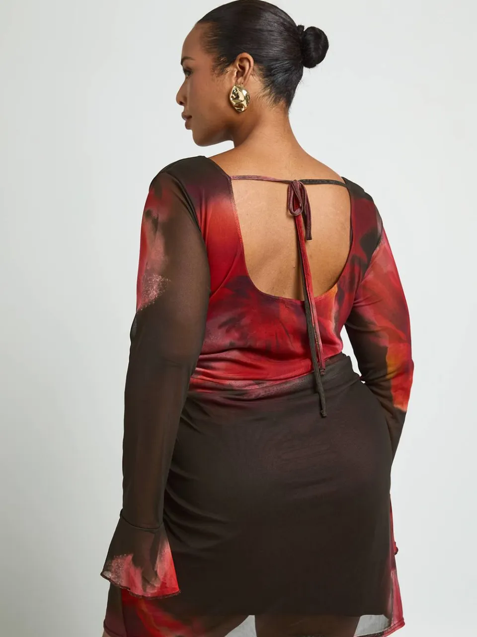 boohoo Dames Plus Grote Bloemenprint Gerimpelde Mini Shift Jurk chocoladebruin, foto 2