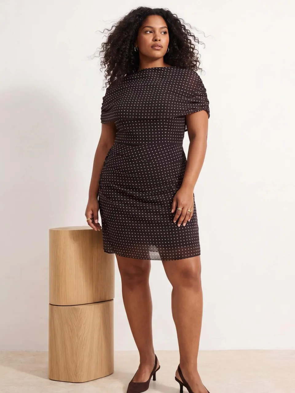 Trendyol Curve Dames Bruin Bloemen Kort / Mini Mouwloos Casual Bodycon Grote maten Jurk, foto 2